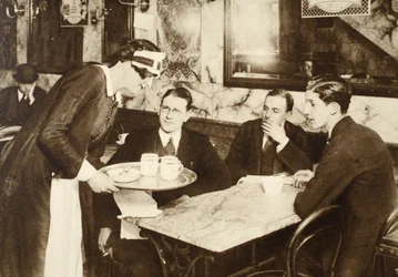 Eine Kellnerin, die die gleiche Uniform wie eine Stubenmädchen trägt, serviert Kaffee an Büroangestellte während ihrer 11-Uhr-Pause, aus Wonderful London, veröffentlicht 1926-27